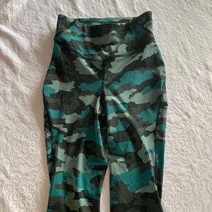 Lululemon size 6 camo leggings